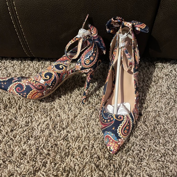 Multiple Color Heeled Shoes - Picture 2 of 3